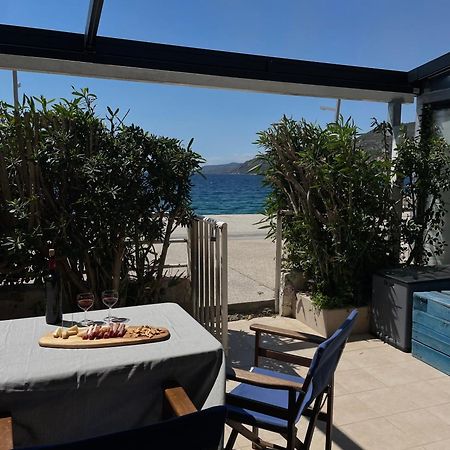 Sea La Vie - Beachfront Retreat Loutraki  Exterior photo