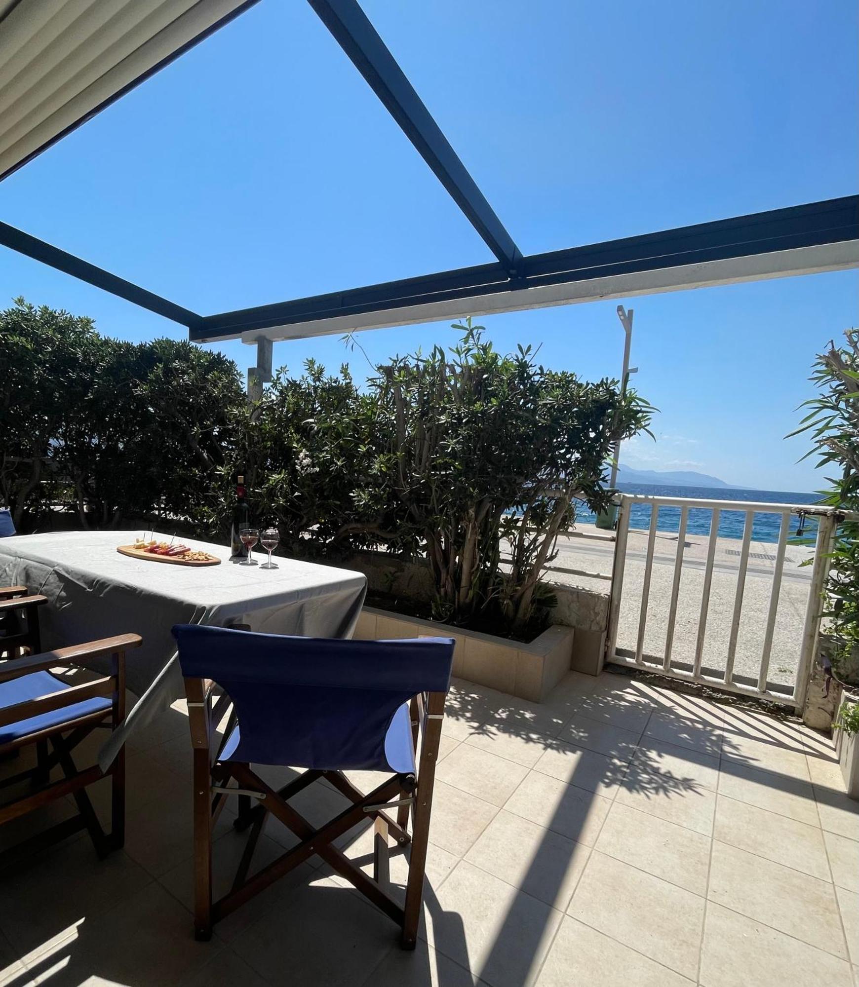 Sea La Vie - Beachfront Retreat Loutraki  Exterior photo