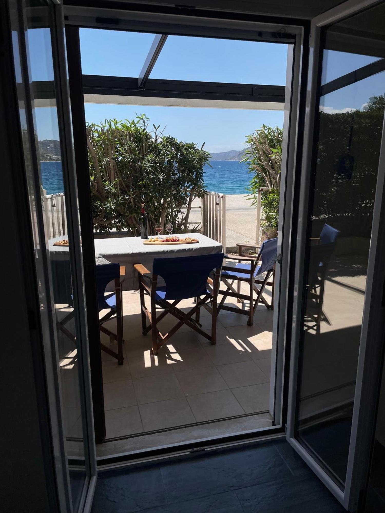 Sea La Vie - Beachfront Retreat Loutraki  Exterior photo