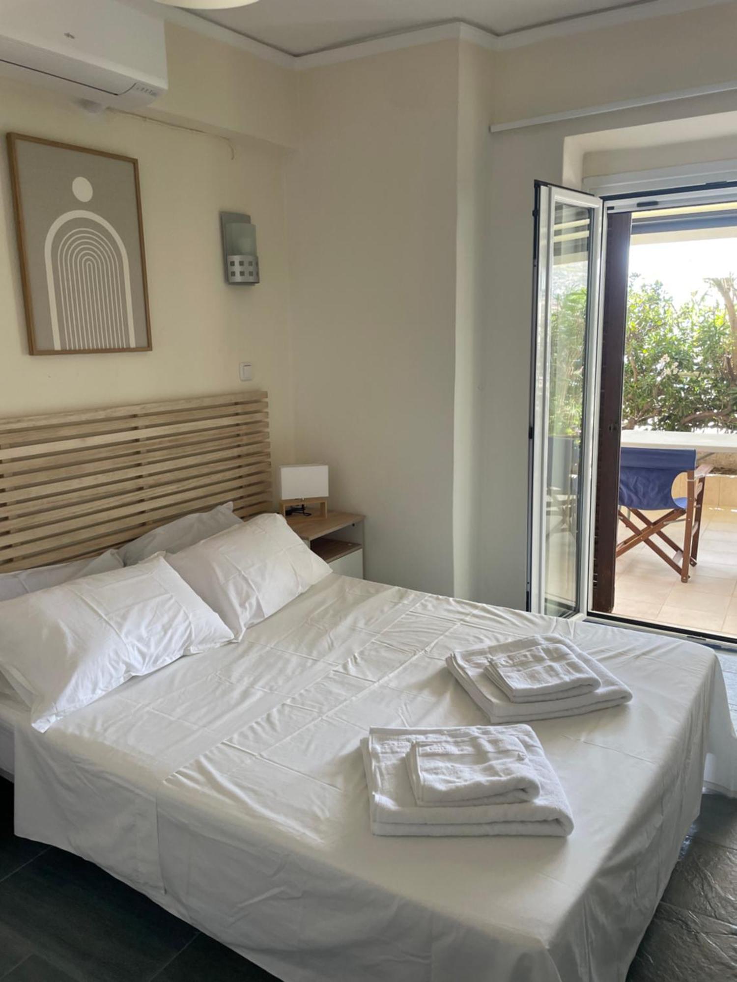 Sea La Vie - Beachfront Retreat Loutraki  Exterior photo