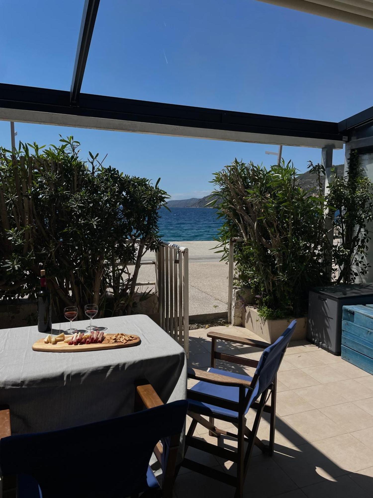 Sea La Vie - Beachfront Retreat Loutraki  Exterior photo